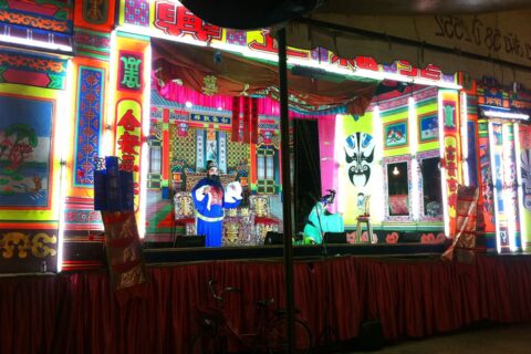 Hier wurde an einer chinesischen Schule in Non Khai gerade ein skurriles Theaterstück aufgeführt. Schräge Töne und viel trommeln inbegriffen. Chinese-Style eben.