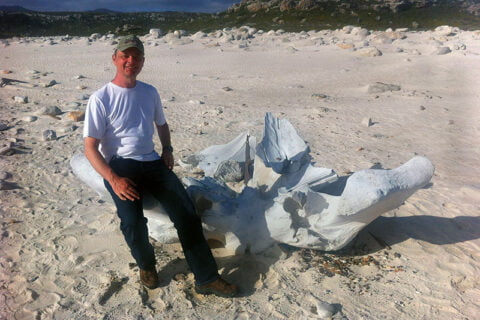 Ein Walfischknochen am Strand - und Michel mitten drauf. Ist zwar nur ein Knochen, aber man kann die beeindruckende Größe des Kiefer, zu dem er mal gehört hat, ahnen.