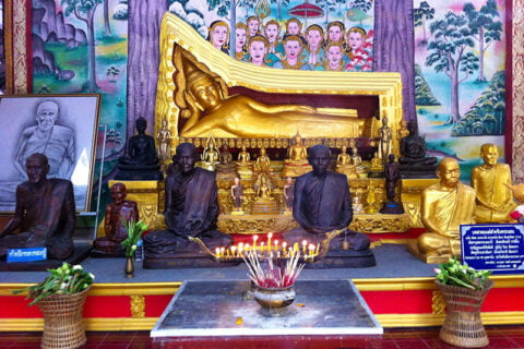 In einem anderen Gebäude des Tempels dann die anderen heiligen Mönche und Buddhas.