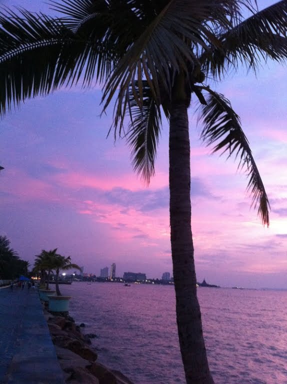 Der Tag verabschiedete sich langsam mit einem tollen Sonnenuntergang, Blick Richtung Pattaya.