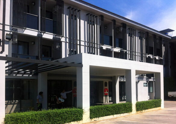 Frontalansicht des Pen Ta Hug Hotels in Ubon Ratchathani. Im Vergleich zu den meisten Hotels in der Stadt eher modern gestaltet.