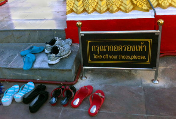 Schuhe aus - In Asien durchaus üblich wenn man ein Haus betritt, und selbstverständlich bei einem Tempel.
