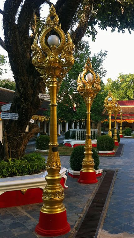 Die Farbe des Buddha ist Gold. Und natürlich ist Wegbeleuchtung dann im Tempel auch aus Gold.